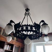 Lampadario in ferro battuto e vetri satinati