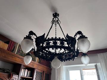 Lampadario in ferro battuto e vetri satinati