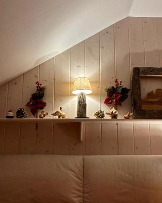 Lampada artigianale su tronco di legno