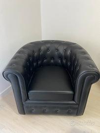 Poltrona nera ecopelle chesterfield