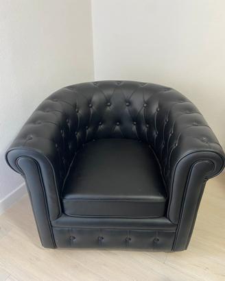 Poltrona nera ecopelle chesterfield