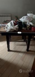 Tavolo antico con sedie