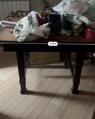 Tavolo antico con sedie