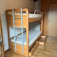 Letto a castello in legno con materassi