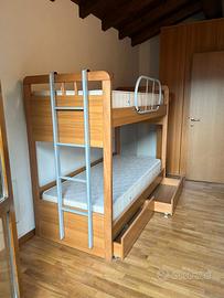 Letto a castello in legno con materassi