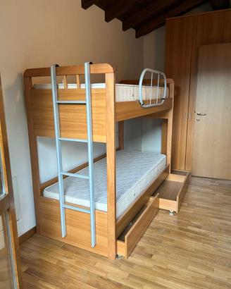 Letto a castello in legno con materassi