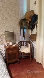 Poltroncina, comodino