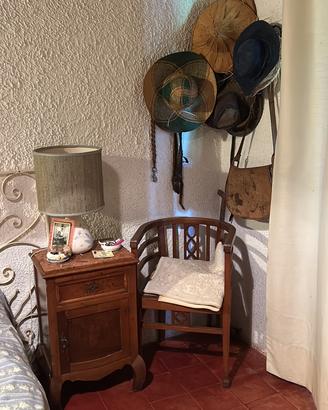 Poltroncina, comodino