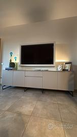 Mobile tv con cornice su misura
