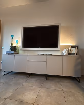 Mobile tv con cornice su misura
