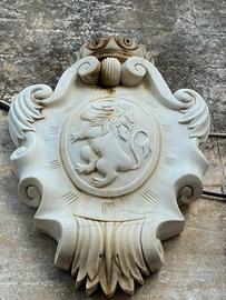 Grande stemma decorativo con leone rampante