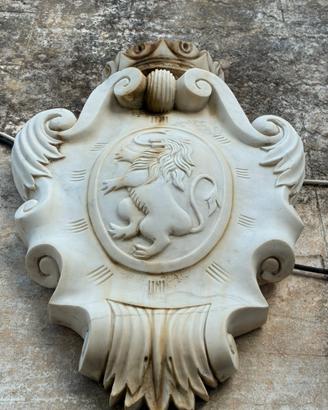 Grande stemma decorativo con leone rampante