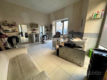 Locale Commerciale a Napoli Piazza Giusso 1 locali