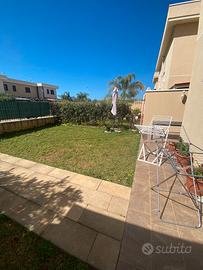 Villetta a schiera, con giardino