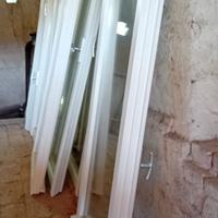 Finestre bianche in legno