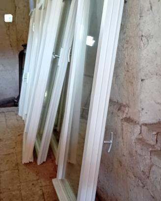 Finestre bianche in legno