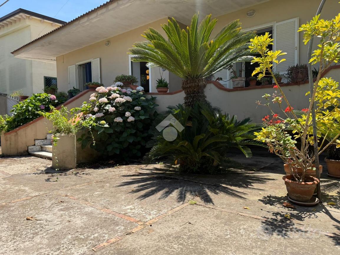 VILLA SINGOLA A PARETE - View 3
