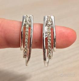 Orecchini medio-lunghi di bigiotteria