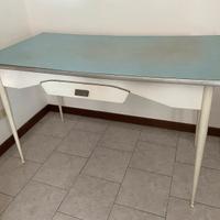 Tavolo vintage anni 50 con piano in formica