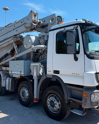 MERCEDES BENZ Actros 4144 B con betonpompa Putzmei