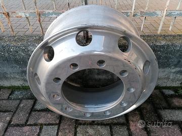 Cerchi in alluminio e copricerchi per camion