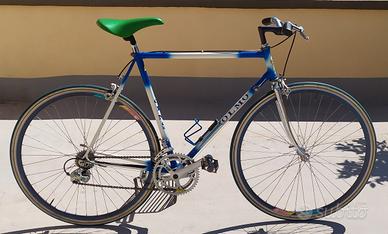 bicicletta sportiva da corsa 