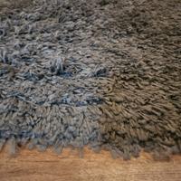 Tappeto grigio peloso