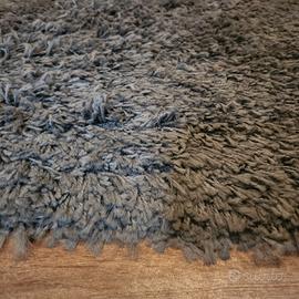 Tappeto grigio peloso