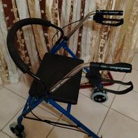 Girello deambulatore a quattro ruote