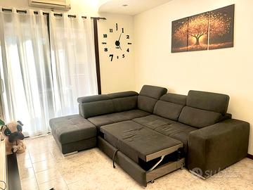 Divano letto con penisola e pouf contenitore