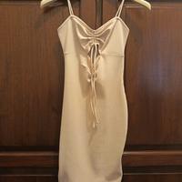 vestito elegante estivo beige