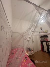 Letto a baldacchino con tenda di velo bianco