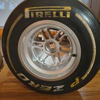 Formula 1 Pirelli p zero con cerchio Oz racing 