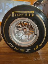 Formula 1 Pirelli p zero con cerchio Oz racing 