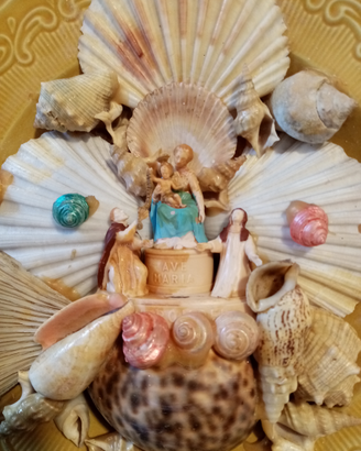 Madonna di Pompei su composizione di conchiglie