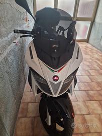 Aprilia SR Max 300 - 2012