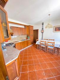 Casa indipendente con due appartamenti