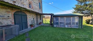 Rustico / Casale di 200 m² con più di 5 locali e b