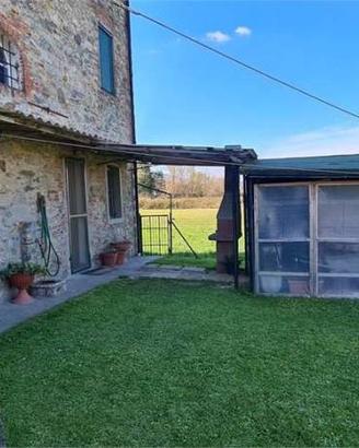 Rustico / Casale di 200 m² con più di 5 locali e b