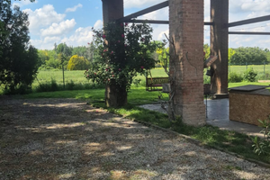 Cascina con ampio giardino e portico