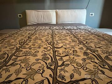 Letto con comodini abbinati