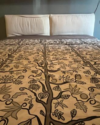 Letto con comodini abbinati
