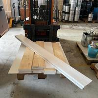 Assi di legno dipinte di bianco