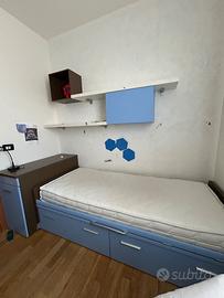 letto singolo  con cassettiera e mensole