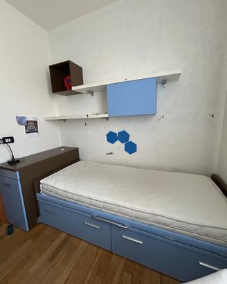 letto singolo  con cassettiera e mensole