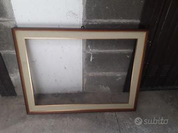 Cornice  orizzontale in legno marrone