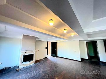 Esclusiva Villa con Terrazzo e Cortile privato