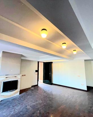 Esclusiva Villa con Terrazzo e Cortile privato