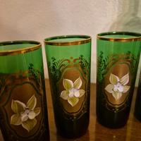 Set di bicchieri con bottiglia