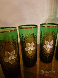 Set di bicchieri con bottiglia